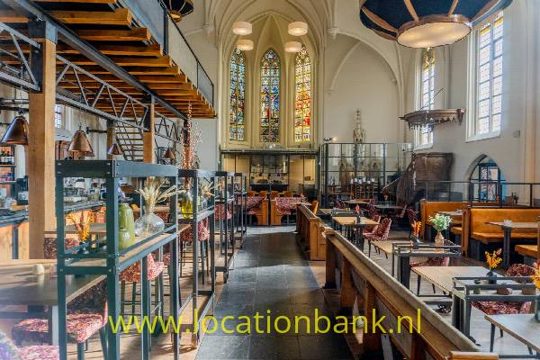 filmlocatie Een monumentale kerk. Die is omgebouwd naar restaurant met groot respect voor de historie van de kerk, de oude onderdelen zoals preekstoel, altaar en bijvoorbeeld de biechtstoel zijn allemaal behouden.