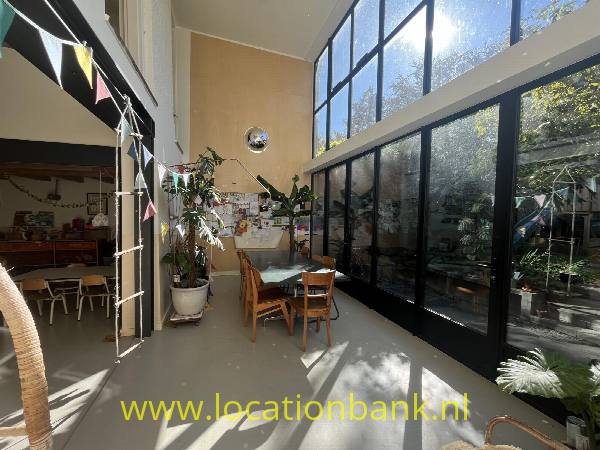 filmlocatie Een woonhuis uit de 1865 met een lichte aanbouw met grote raam partij. Combinatie van originele details met een twist van het heden.