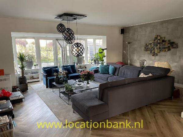 filmlocatie Vrijstaand woonhuis in woonwijk . 3 slaapkamers studiekamer en grote berging/garage