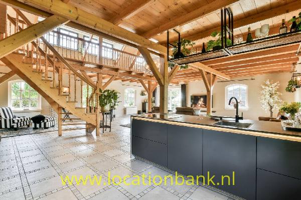 filmlocatie Woon Boerderij Villa woning met prive zwembad houten trappen balkons en kookeiland en zeer grote schuur met cafe