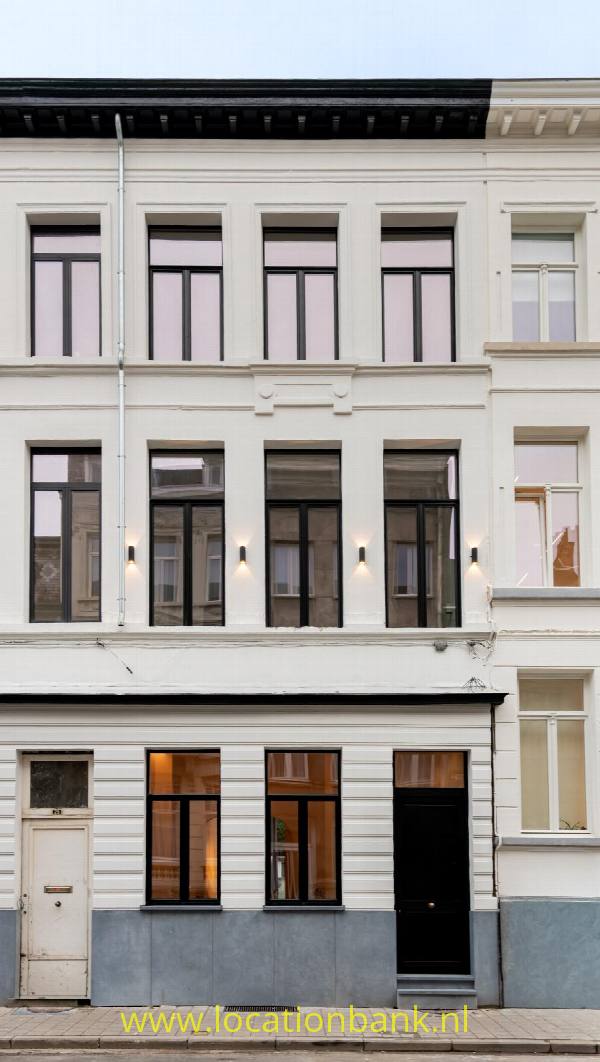 filmlocatie Appartement in Antwerpen stadswoning witte muren parketvloer