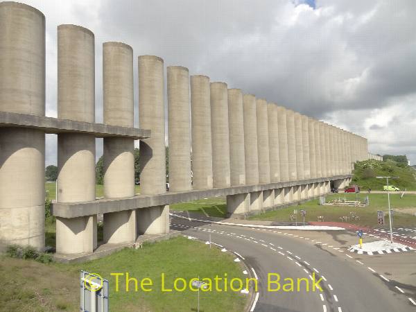 filmlocatie Provinciale weg met betonnen muur brutalistisch brutalisme