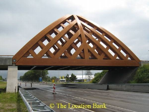 filmlocatie Moderne houten brug met weg
