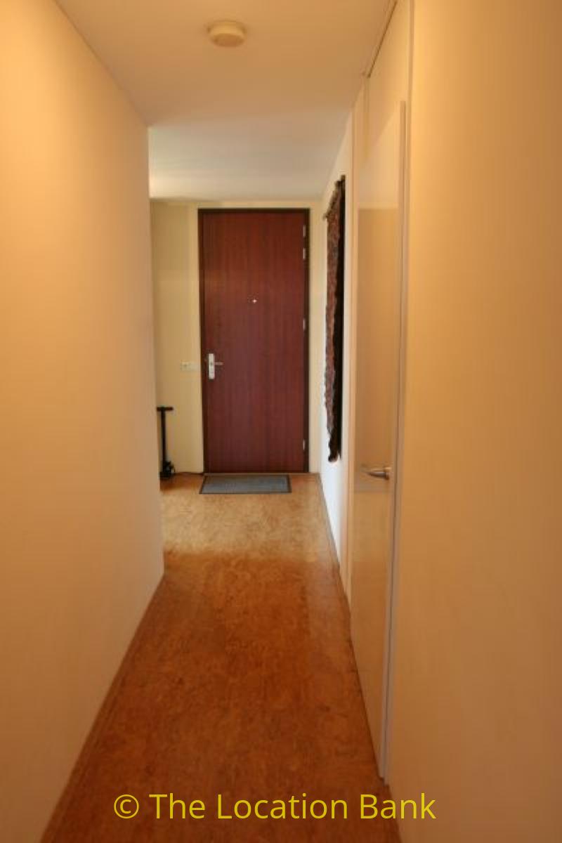 hallway with frontdoor