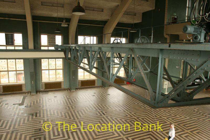 Mechanical moving balcony in industrial hall