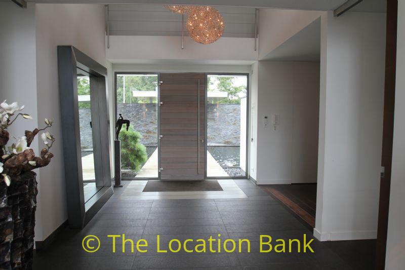entrance hall and frontdoor with look through