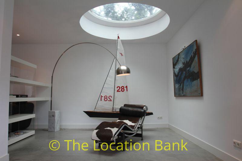 sitting area with skylight