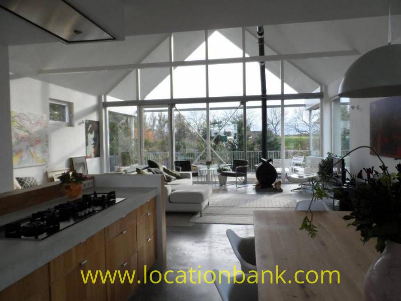 HOUSE WITH GLASS wall