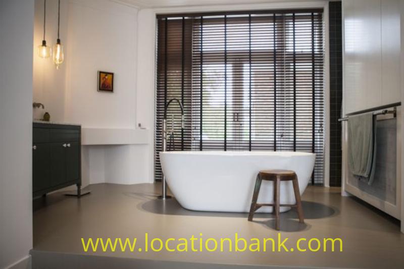 bathroom with bath tub