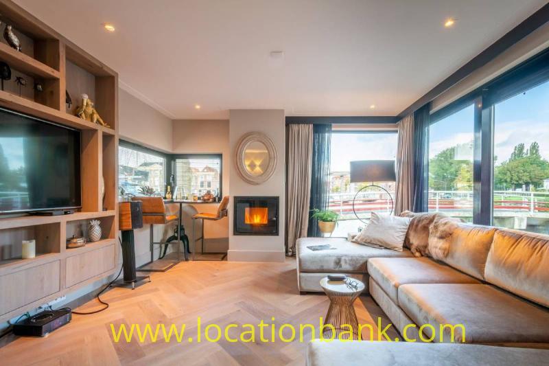 Houseboat with lots of light