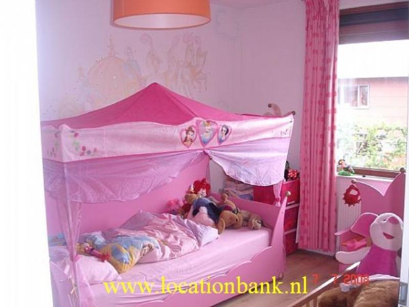 pink kidsroom