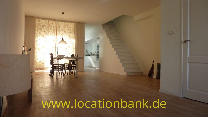 Wohnzimmer mit offene Treppe