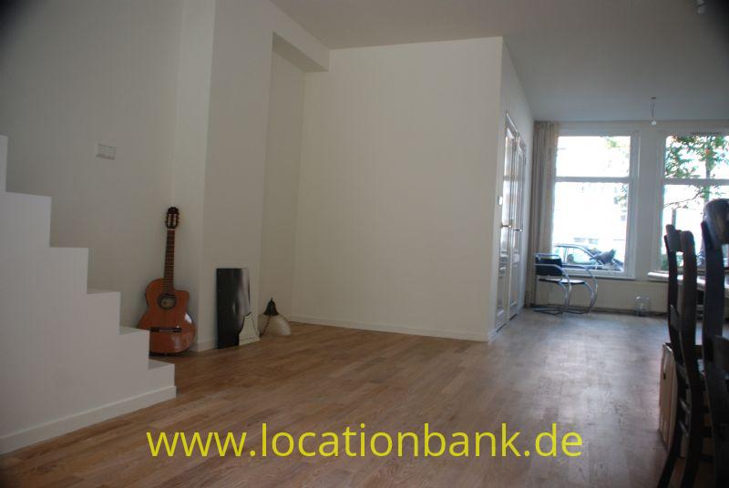 Moderne Wohnzimmer mit Treppe