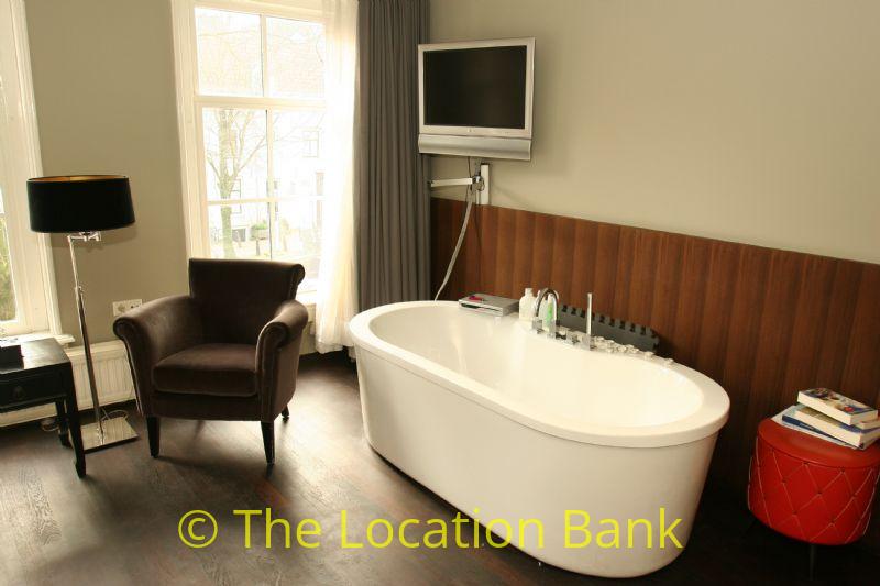 Schlafzimmer mit Badewanne