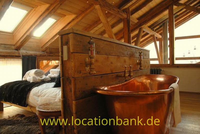Schlafzimmer mit copper Badewanne