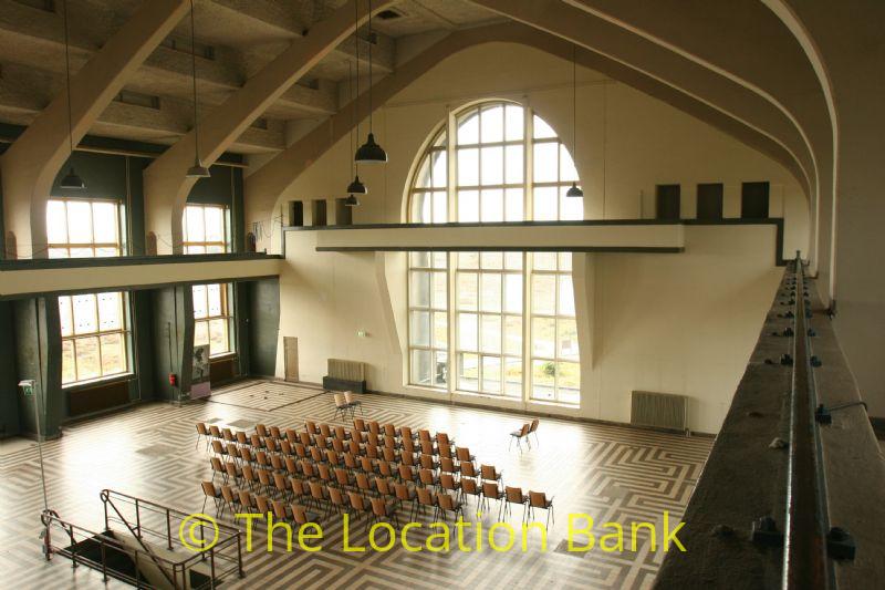 Industrial Hall mit large windows