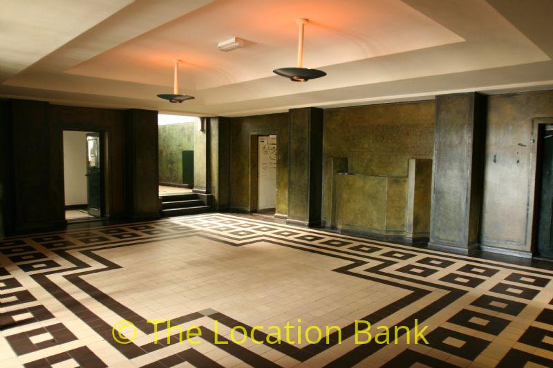 Eingang in industrial hall mit tile floor und decorative ceiling