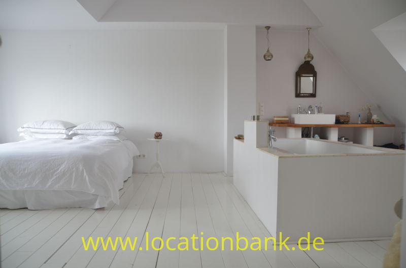 Schlafzimmer und Badezimmer