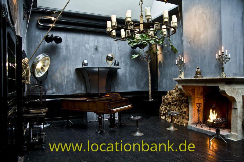Wohnzimmer space mit fireplace und piano