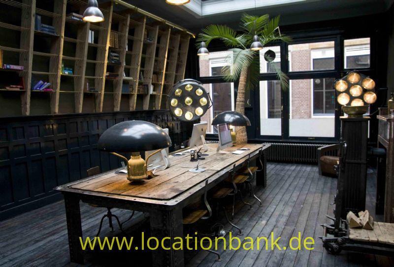 Bibliothek und Wohnzimmer