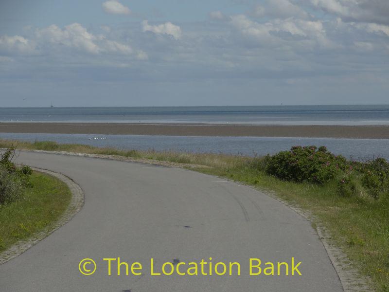 Straße along the sea at low tide