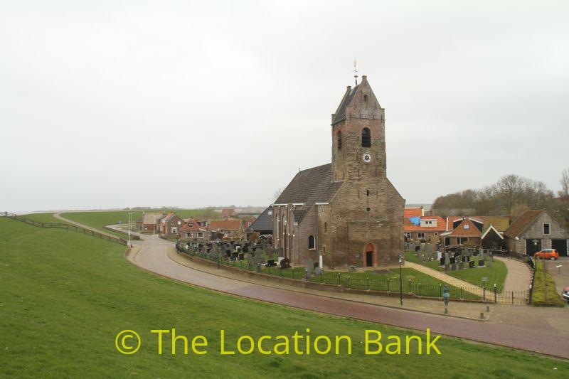 Church mit Straße dike und Friedhof