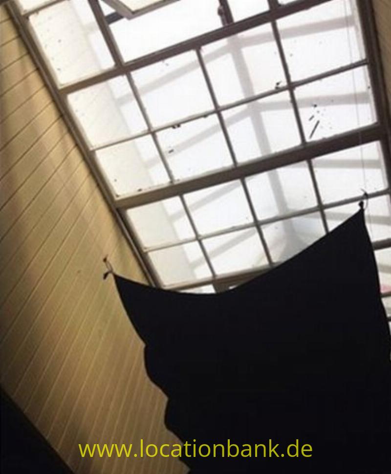 Amazing skylight ablove bed mit retractable sail