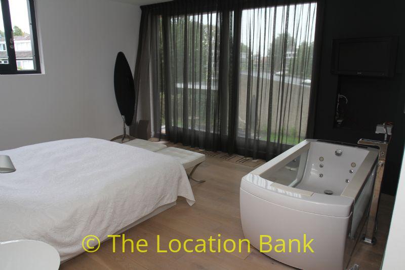 Schlafzimmer mit Badewanne
