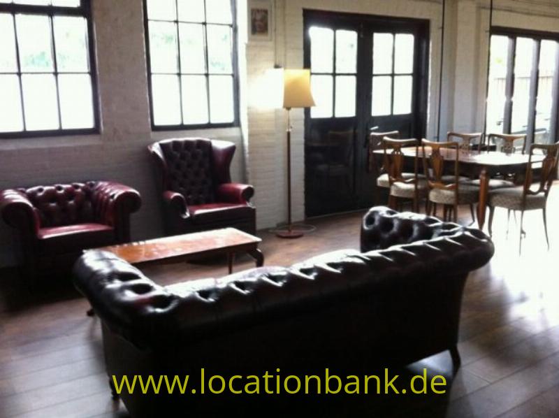 Wohnzimmer area mit chesterfield couch