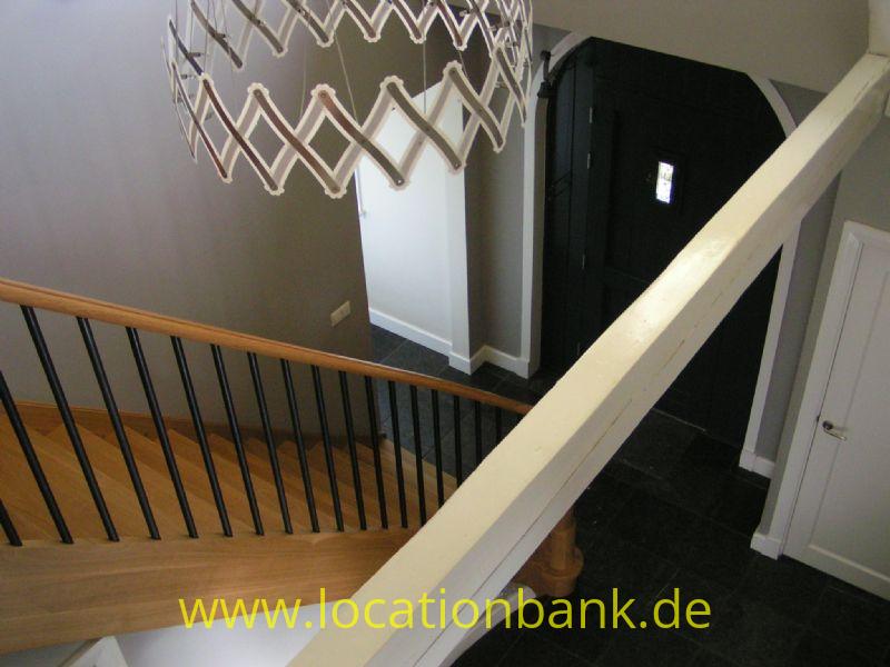 Treppe und Flur mit frontdoor