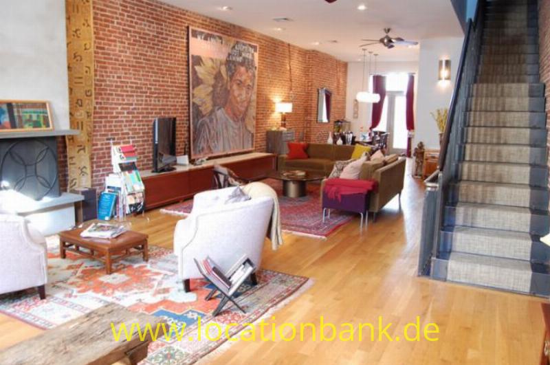 New York Dachboden entry into parlor