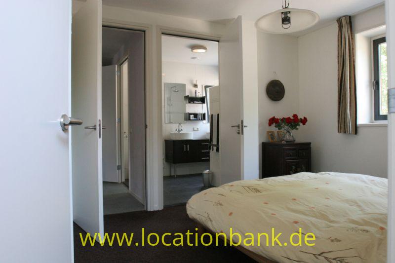 bed und Badezimmer