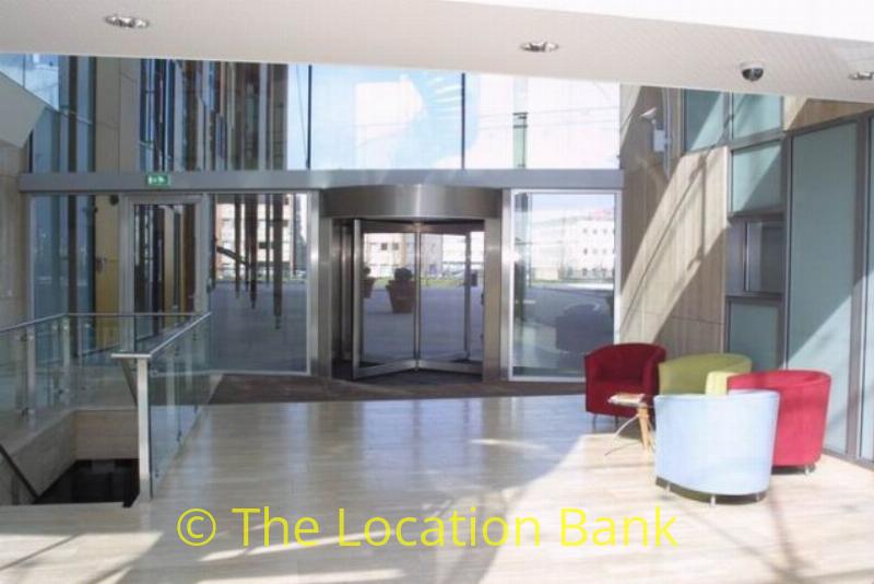 Moderne B&uuml;ro mit a designer bar und a view at a staircase und gro&szlig;es empty spaces. Pic 1 till 13 = one B&uuml;ro Pic 14 till 21 is another B&uuml;ro
