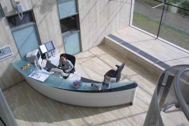 Moderne B&uuml;ro mit a designer bar und a view at a staircase und gro&szlig;es empty spaces. Pic 1 till 13 = one B&uuml;ro Pic 14 till 21 is another B&uuml;ro