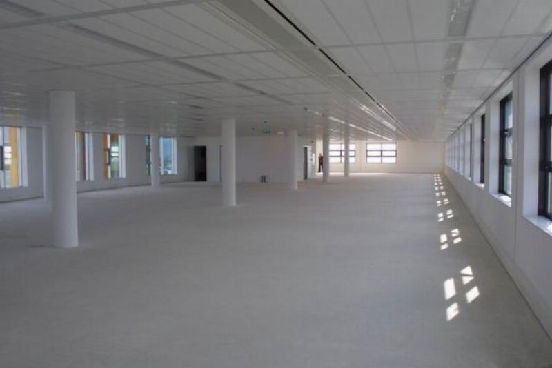 Moderne B&uuml;ro mit a designer bar und a view at a staircase und gro&szlig;es empty spaces. Pic 1 till 13 = one B&uuml;ro Pic 14 till 21 is another B&uuml;ro