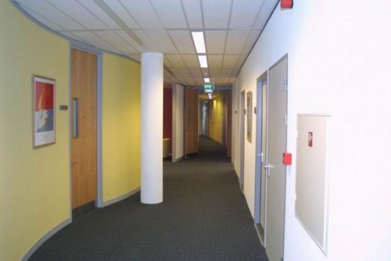 Moderne B&uuml;ro mit a designer bar und a view at a staircase und gro&szlig;es empty spaces. Pic 1 till 13 = one B&uuml;ro Pic 14 till 21 is another B&uuml;ro