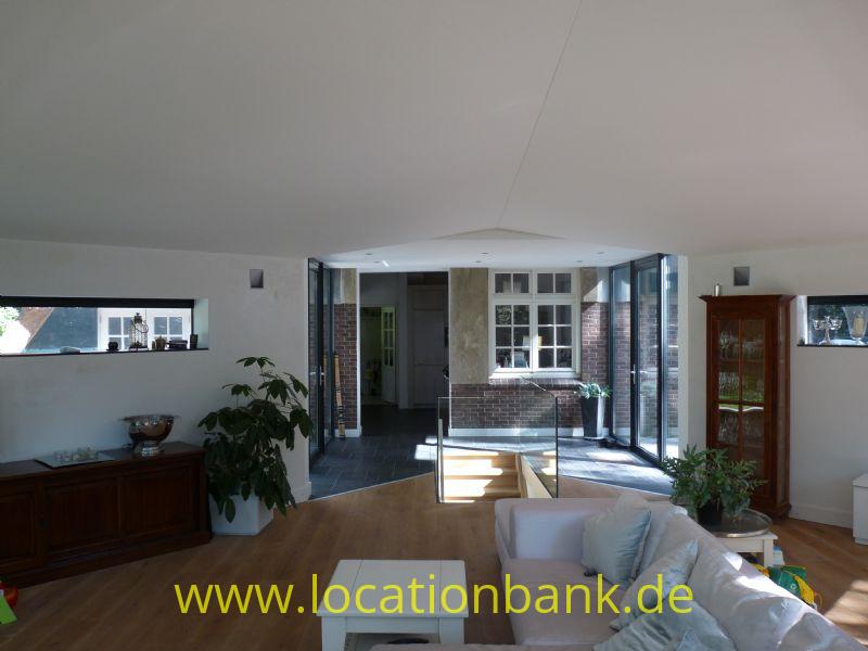 Wohnzimmer mit glass walls