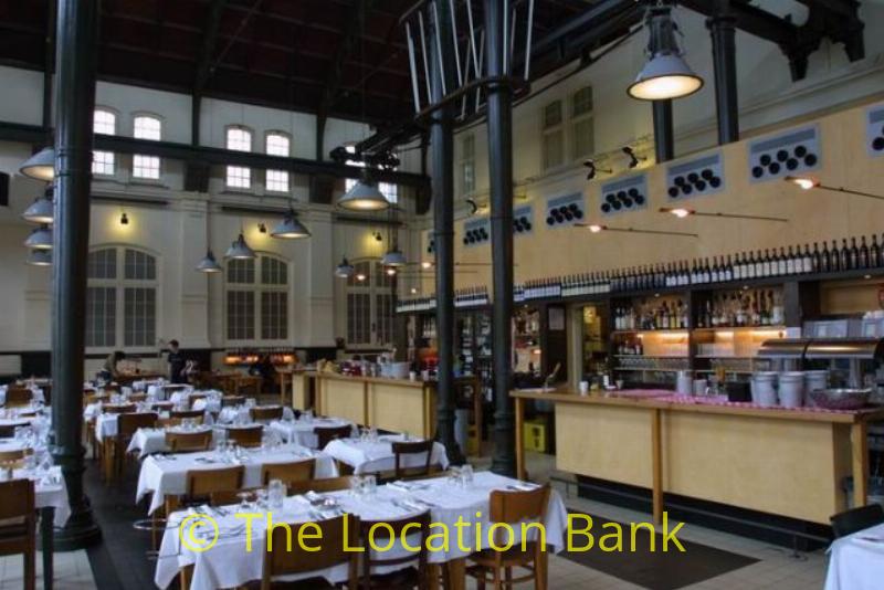 klassischal gro&szlig;es restaurant in industrial building