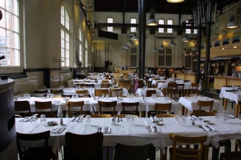 klassischal gro�es restaurant in industrial building
