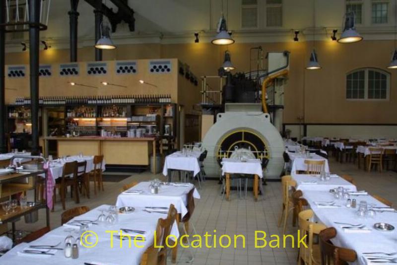 klassischal gro&szlig;es restaurant in industrial building