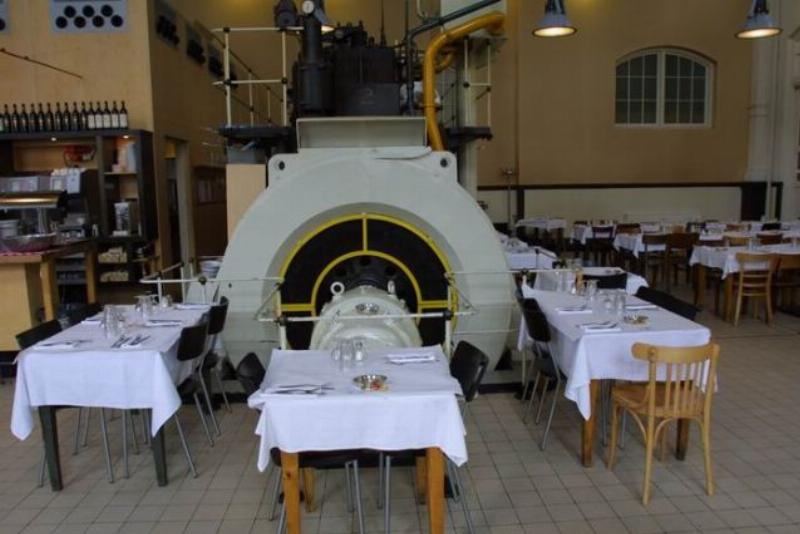 klassischal gro&szlig;es restaurant in industrial building