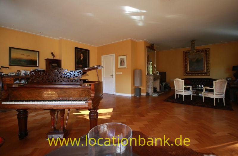 Wohnzimmer mit piano