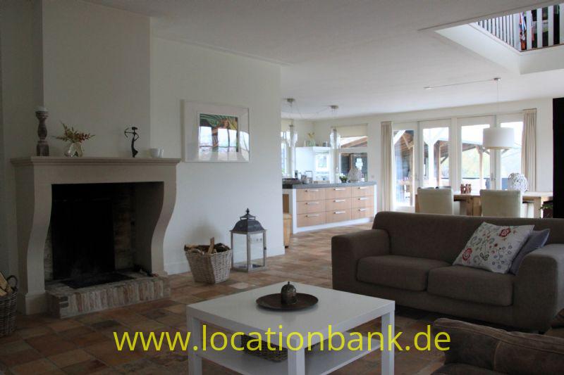 Wohnzimmer mit fireplace und offene K&uuml;che