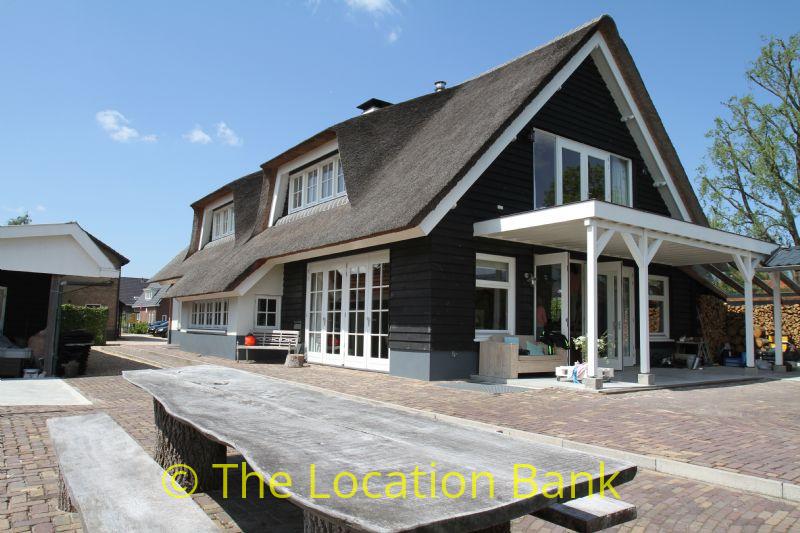 wooden villa mit porch