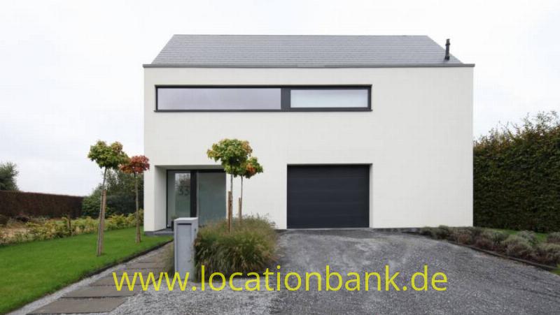 modern architectural white villa mit Garage