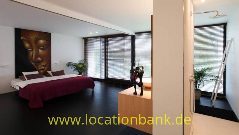 spacious Schlafzimmer