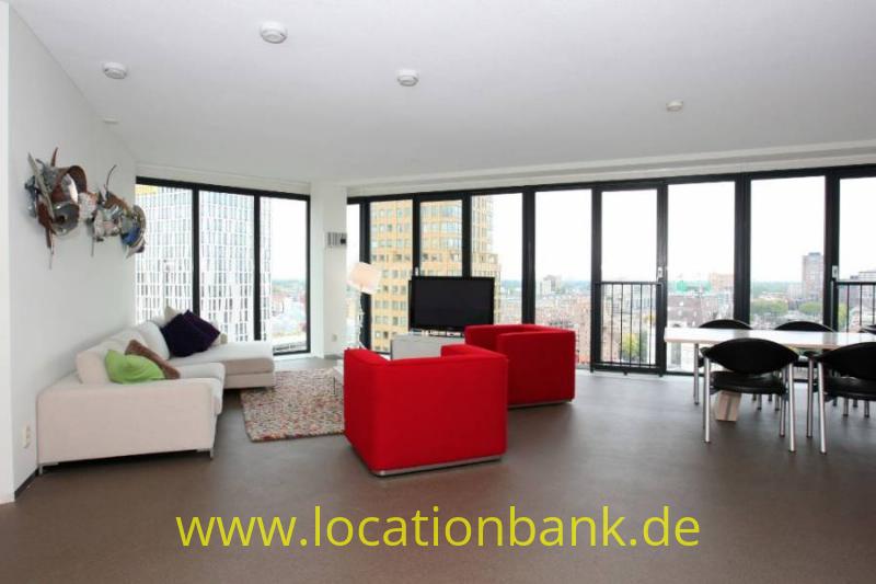 modern Dachboden mit view over rotterdam city Skyline