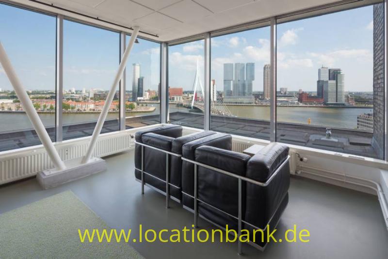 Dachboden mit view over the Skyline of Rotterdam