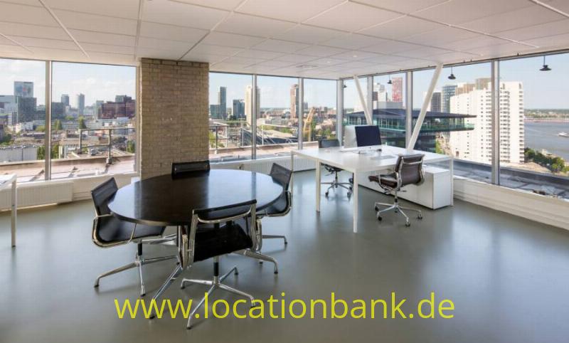 Dachboden oder Büro mit view over the Skyline of Rotterdam