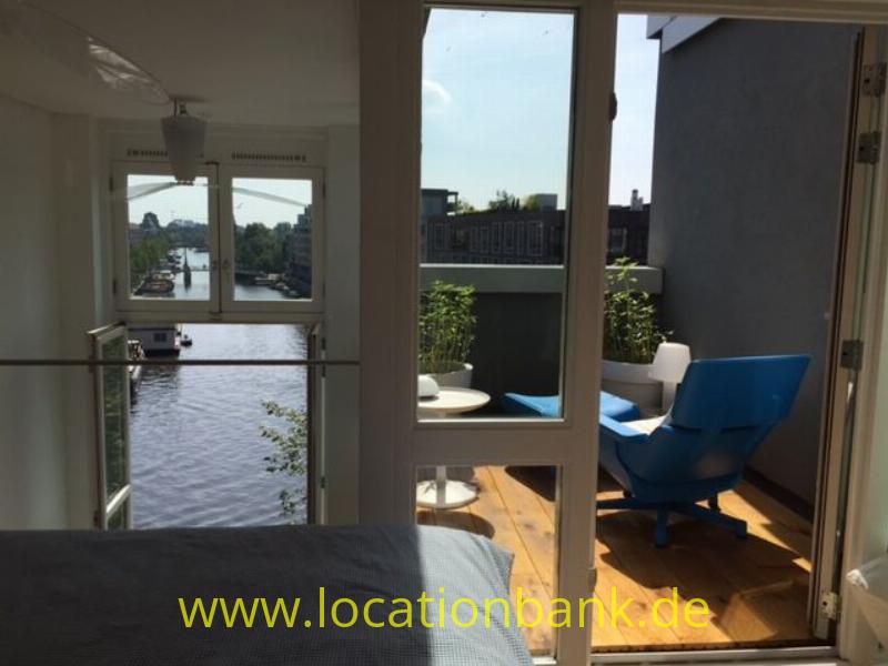 private Balkon mit Holzboden